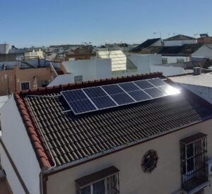instalación de placas solares en domicilio sobre tejado inclinado